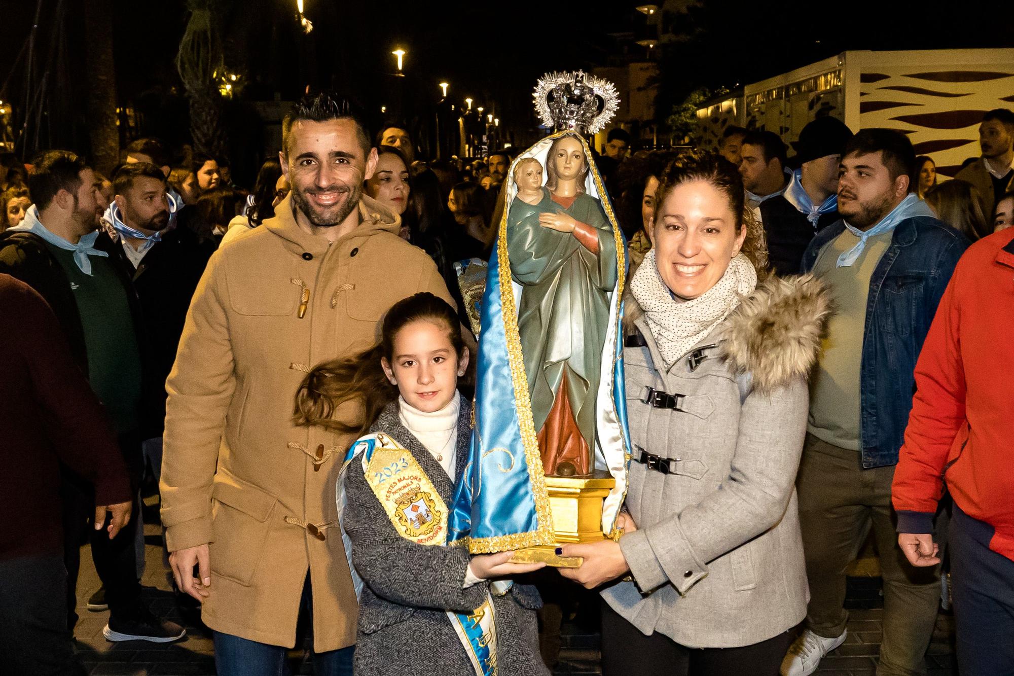 Devoción en Benidorm en la procesión de L'Alba