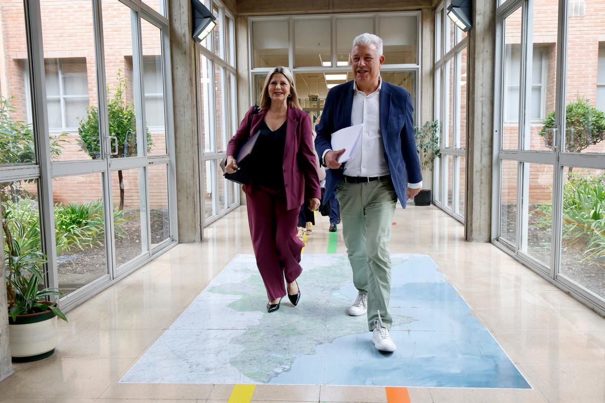 La consellera Carmen Ortí y el secretario autonómico Daniel McEvoy llegan a la reunión de la mesa negociadora