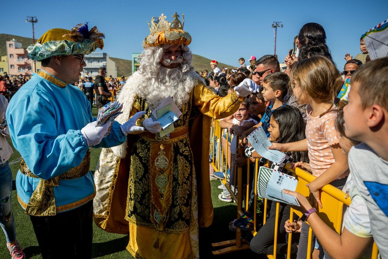 Miles de personas llenan de ilusión el Estadio de Barrial en la llegada de los Reyes Magos