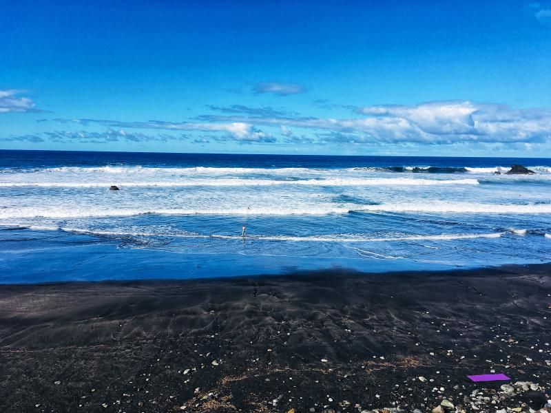 Falta de aparcamiento en las playas de Roque de las Bodegas y Almáciga, en Anaga