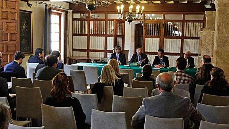 Conferencia sobre productos financieros tóxicos celebrada en Zamora.