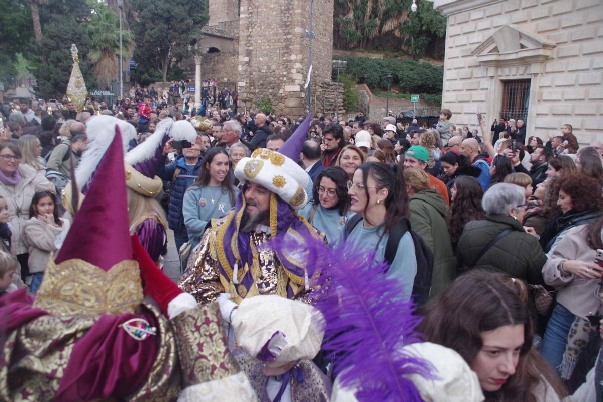 El Heraldo de los Reyes Magos recorrió las calles del Centro de Málaga acompañado de dos bandas de música, recogiendo cartas y encontrándose con los malagueños