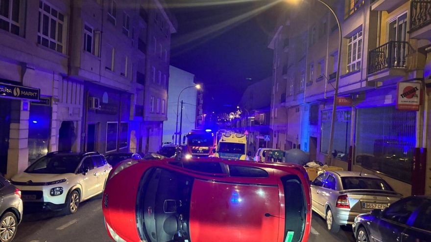 Un turismo vuelca en A Estrada tras una salida de vía |