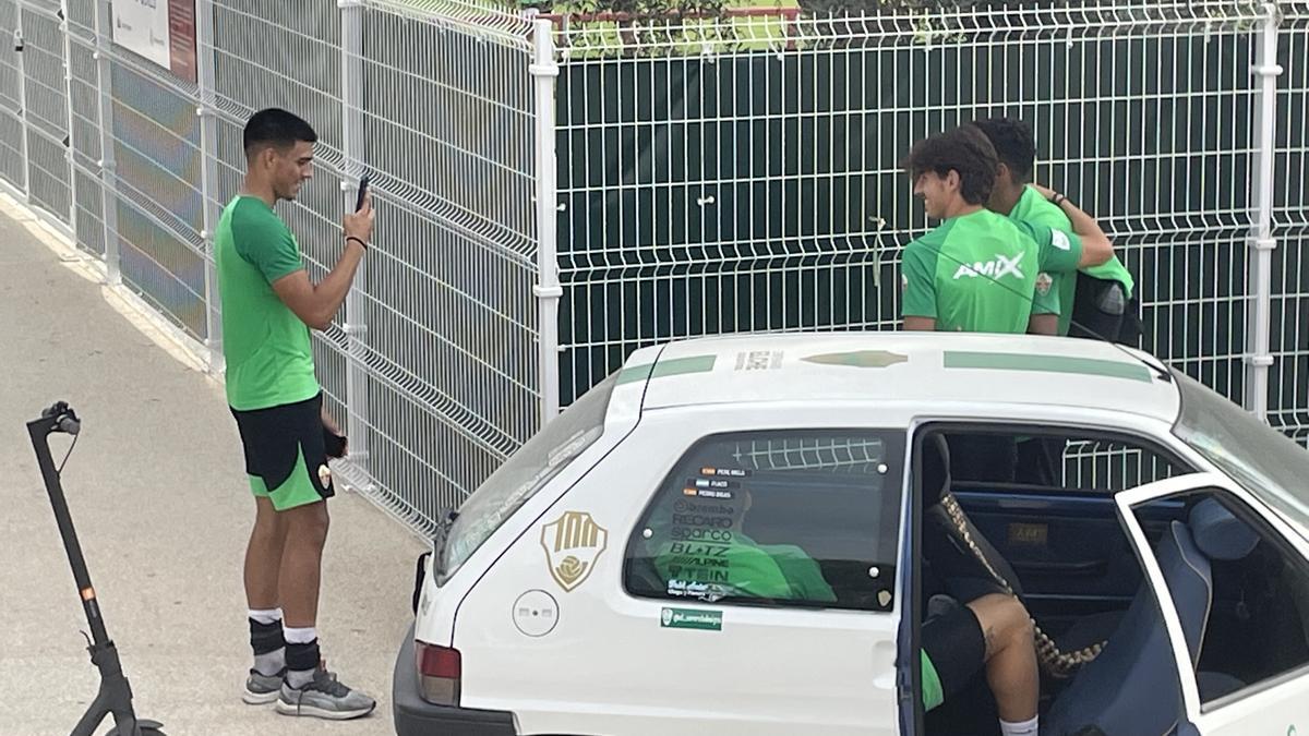 Juveniles que han entrenado hoy con el primer equipo del Elche Cf le pidieron una foto a Pere Milla