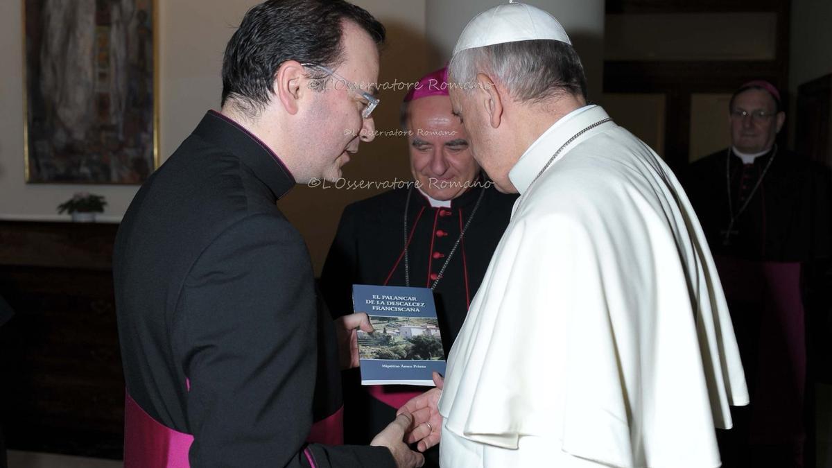 Carlos Antonio Simón Vazquez presenta al Papa un libro del convento extremeño del Palancar. Fue párroco de Cañaveral antes de trasladarse a Roma.