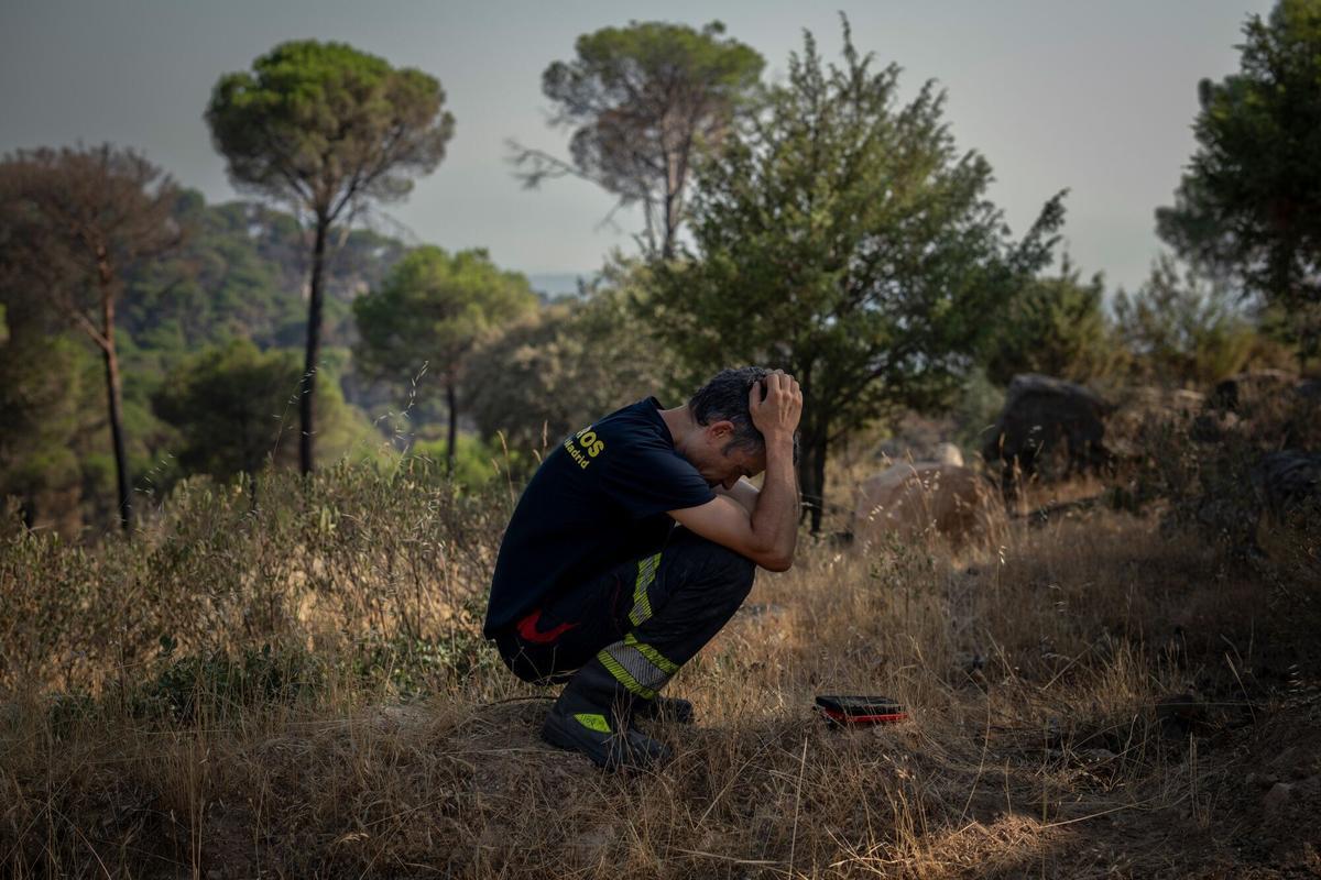 Un bombero se encuentra entre los esfuerzos de lucha contra los incendios forestales en la región de Sierra Oeste, comunidad de Madrid, España, el miércoles 29 de julio de 2026.