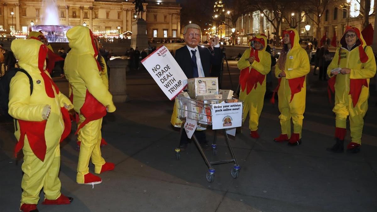 Manifestantes contra la cumbre de la OTAN y la visita del presidente de Estados Unidos, Donald Trump, este martes en Londres.