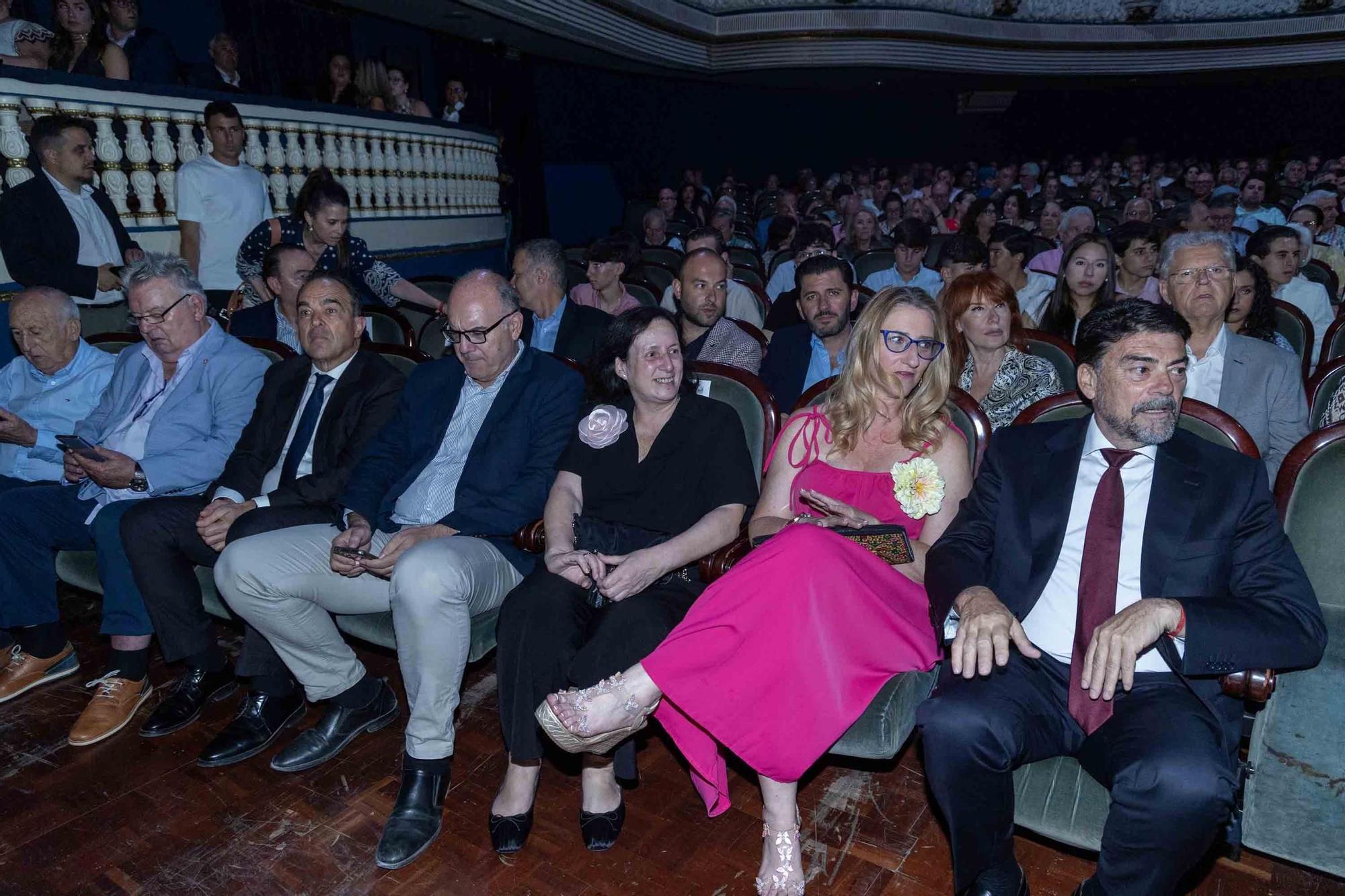 Manuel Escribano pronuncia el pregón de apertura de la Feria de Hogueras en el Teatro Principal de Alicante