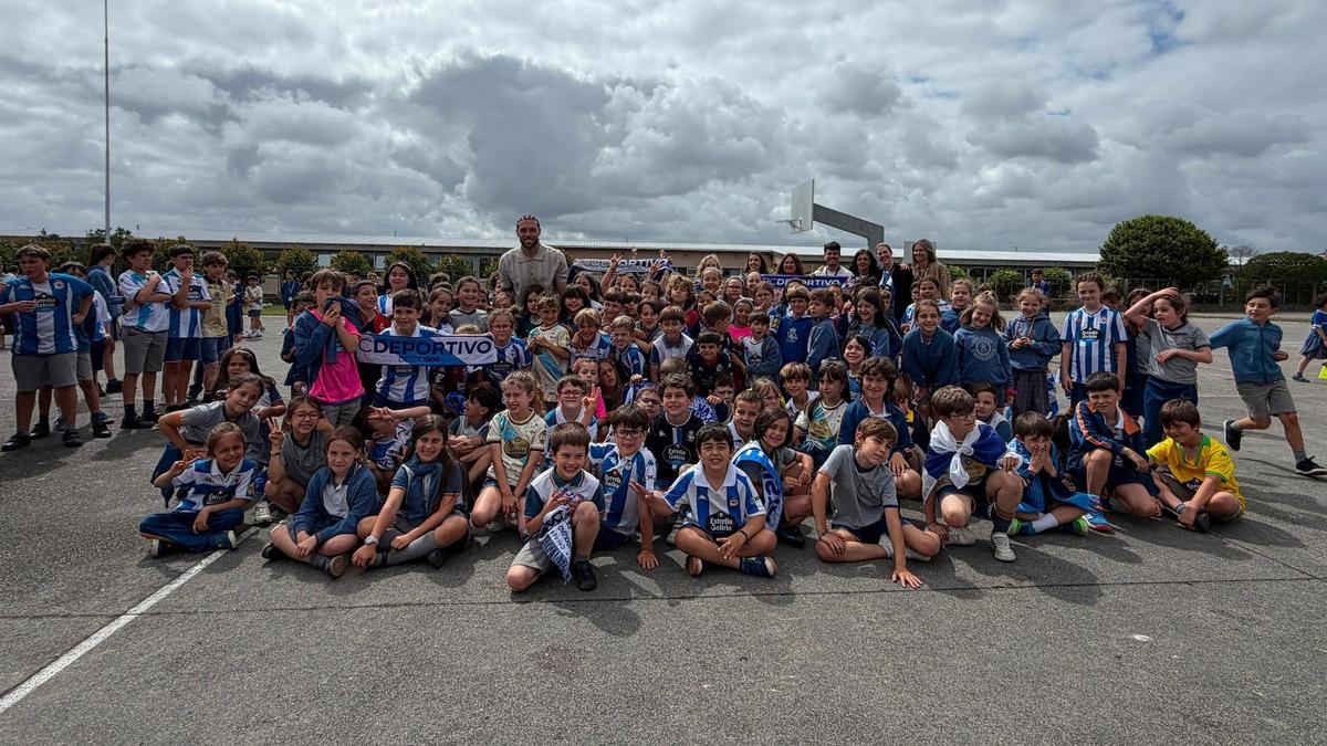 Más de mil alumnos del Colegio Calasanz de A Coruña celebran el ascenso con José Ángel