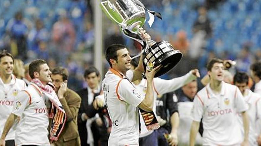 Los jugadores festejando el título en el Calderón.