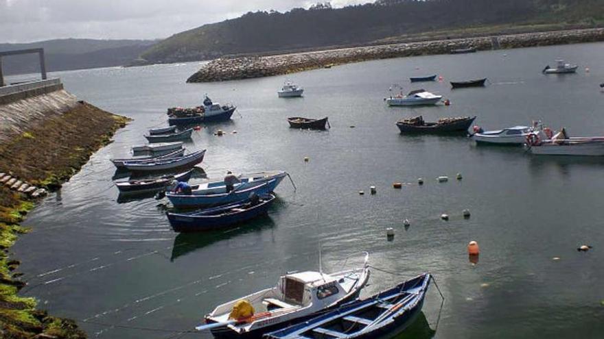 Embarcaciones en el puerto de Muxía.