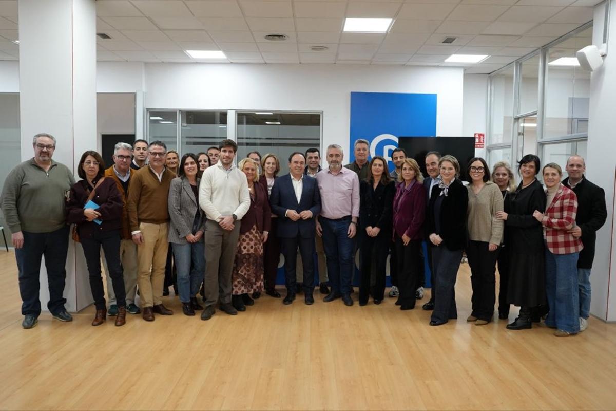Foto de familia tras la gestora del martes del PPCV, celebrada en València