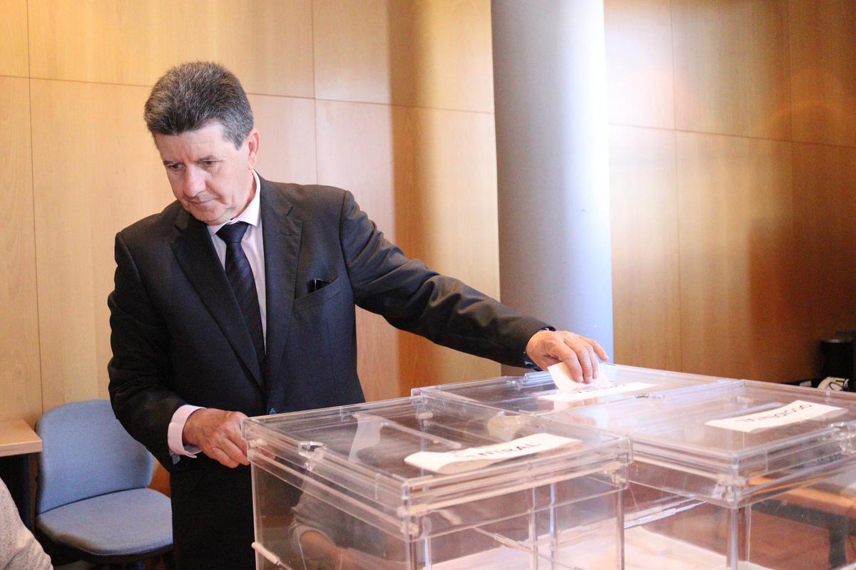 En imágenes: Así es el recuento del voto exterior en la Junta Electoral