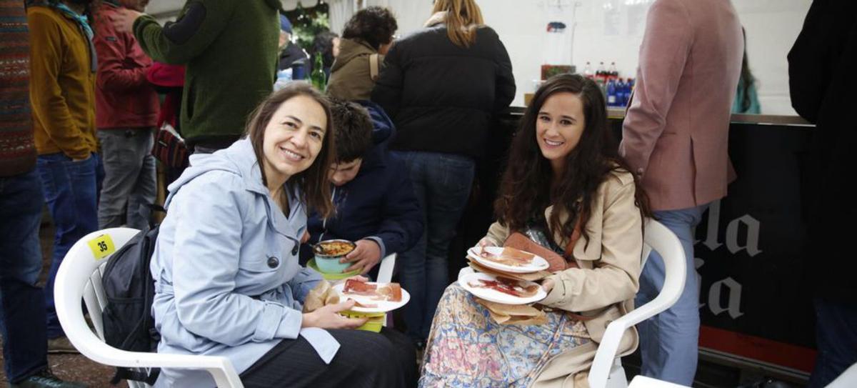 Participantes en la comida, a resguardo de la lluvia. | MARIO CANTELI