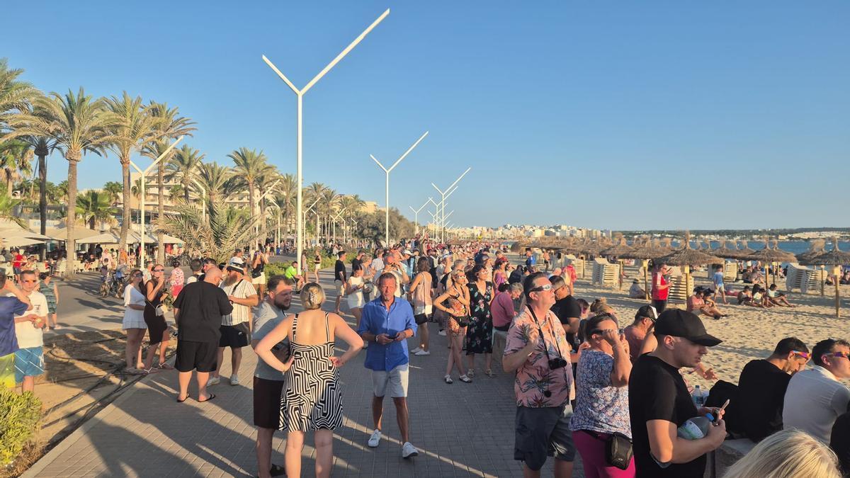 En la Playa de Palma, hasta las siete de la tarde, se han concentrado unas 30.000 personas para ver el eclipse.
