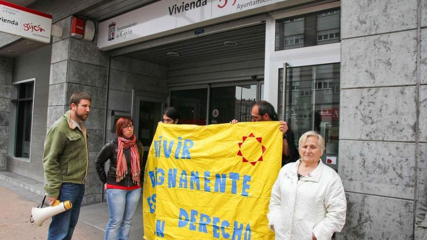 A la derecha, Concepción Lozano, acompañada por miembros del colectivo Alambique ante la Empresa de la Vivienda.