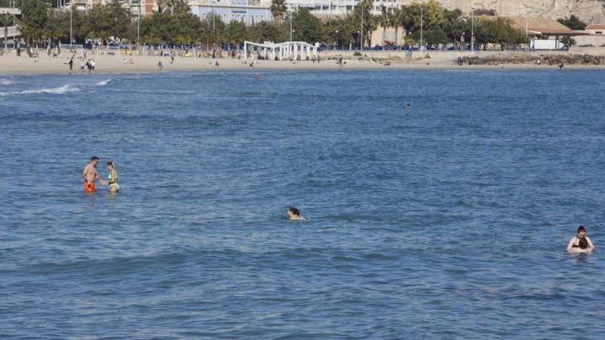 Bañistas en el Postiguet el pasado marzo.