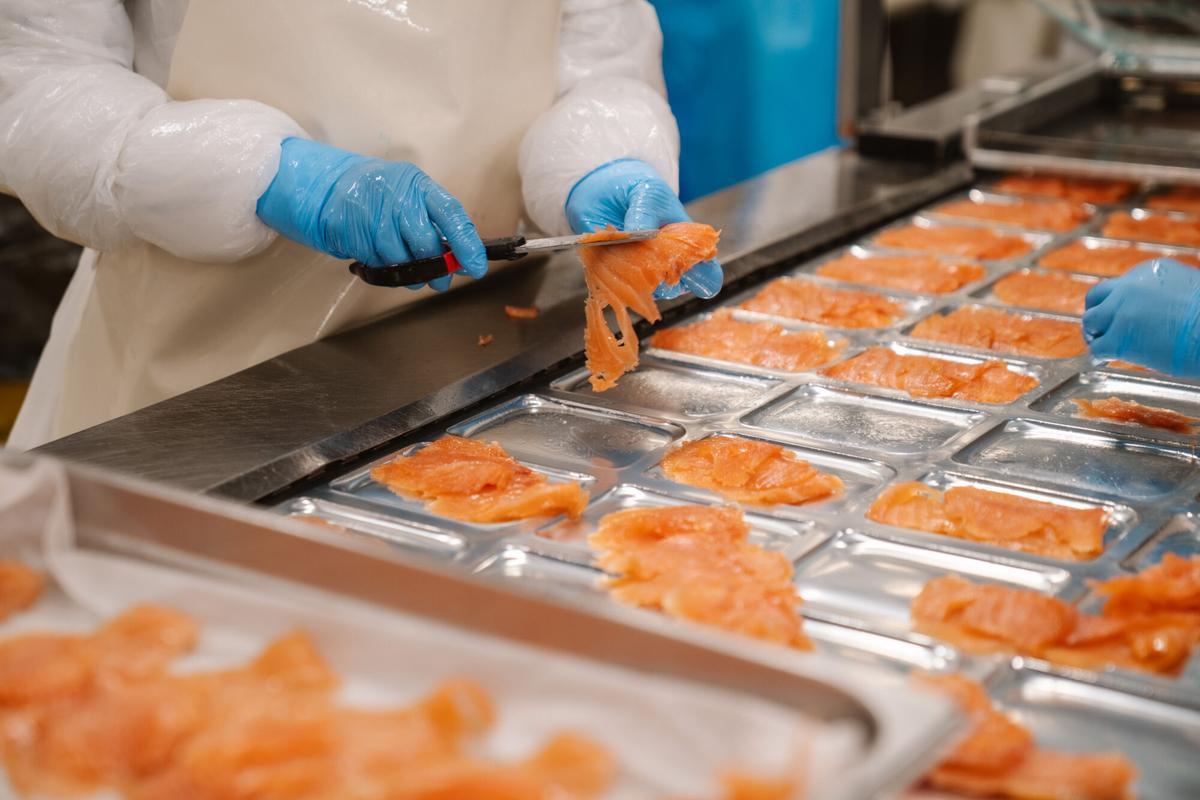 Selección y corte del salmón en Ahumados Domínguez, una de las fases clave para garantizar la calidad del producto final.