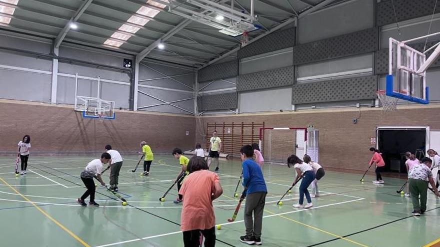 El CEIP Federico de Arce de Murcia acerca el hockey a sus alumnos