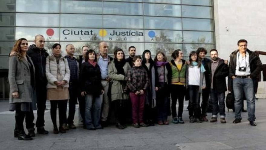 Dieciséis activistas de Greenpeace y un fotoperiodista se enfrentan a tres años de cárcel cada uno