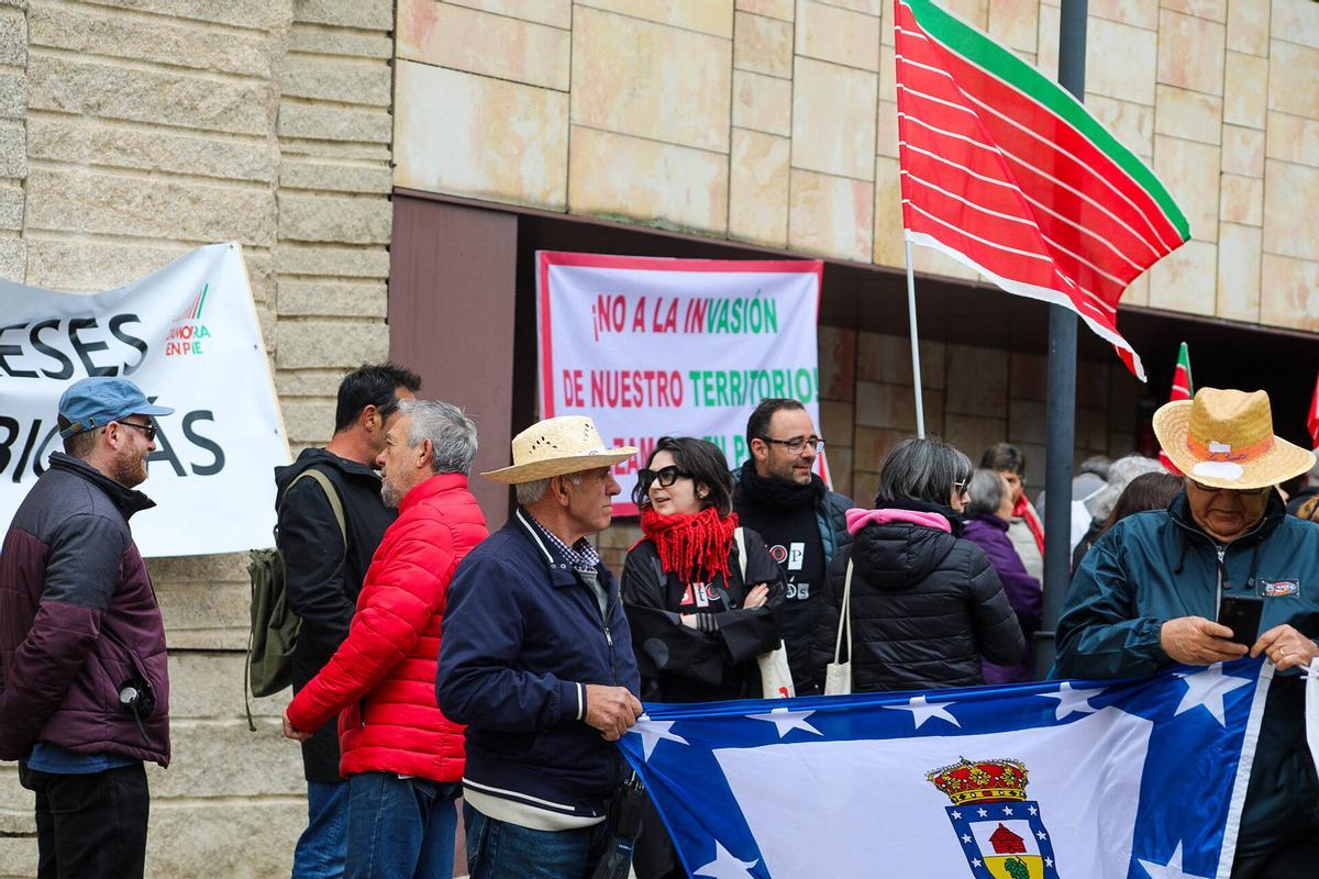Ni molinos ni biogás: la oposición al nuevo mapa energético convoca a un millar de zamoranos en la capital