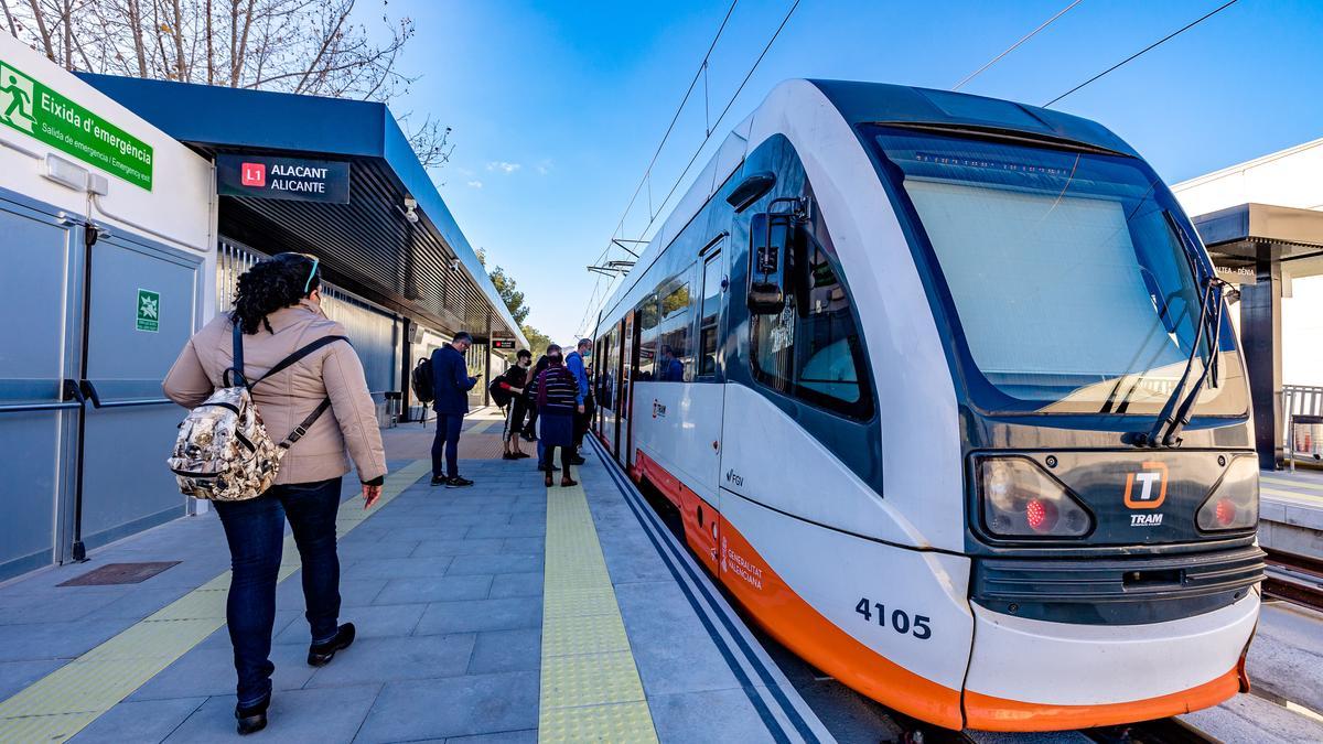 Pasajeros subiendo en uno de los trenes TRAM que conectan Alicante con Benidorm