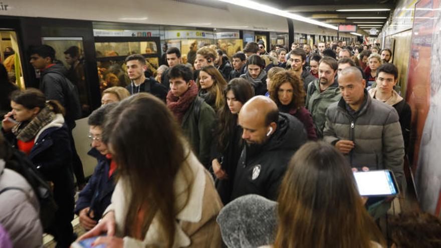 Segundo día de aglomeraciones por la huelga de metro en València