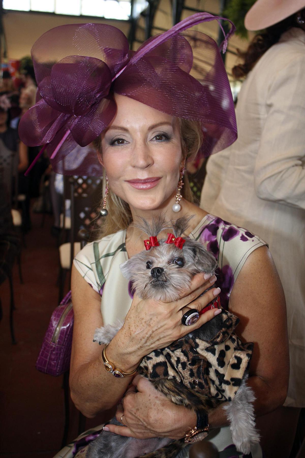 Carmen Lomana, en el año 2009, posando con una perrita