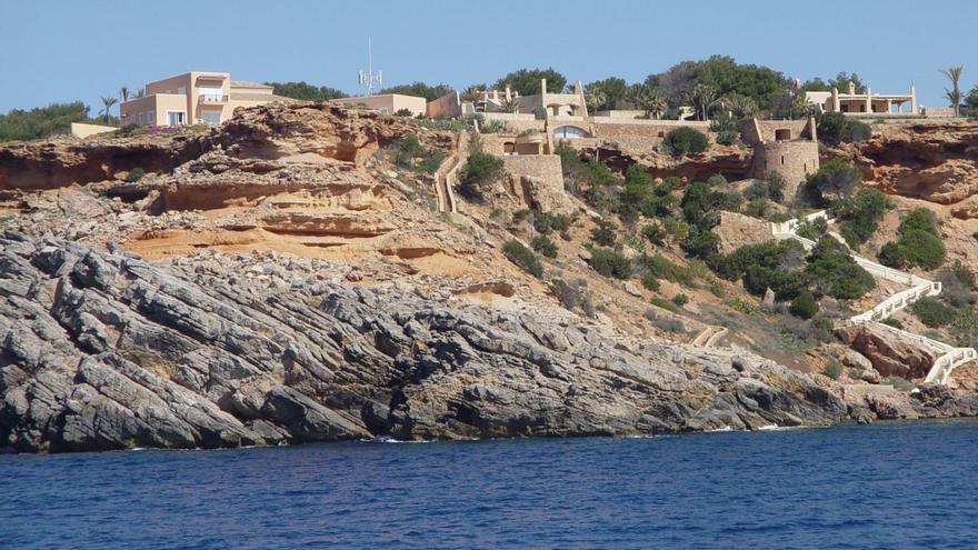 Accesos al mar de villas en Porroig. / X.P.