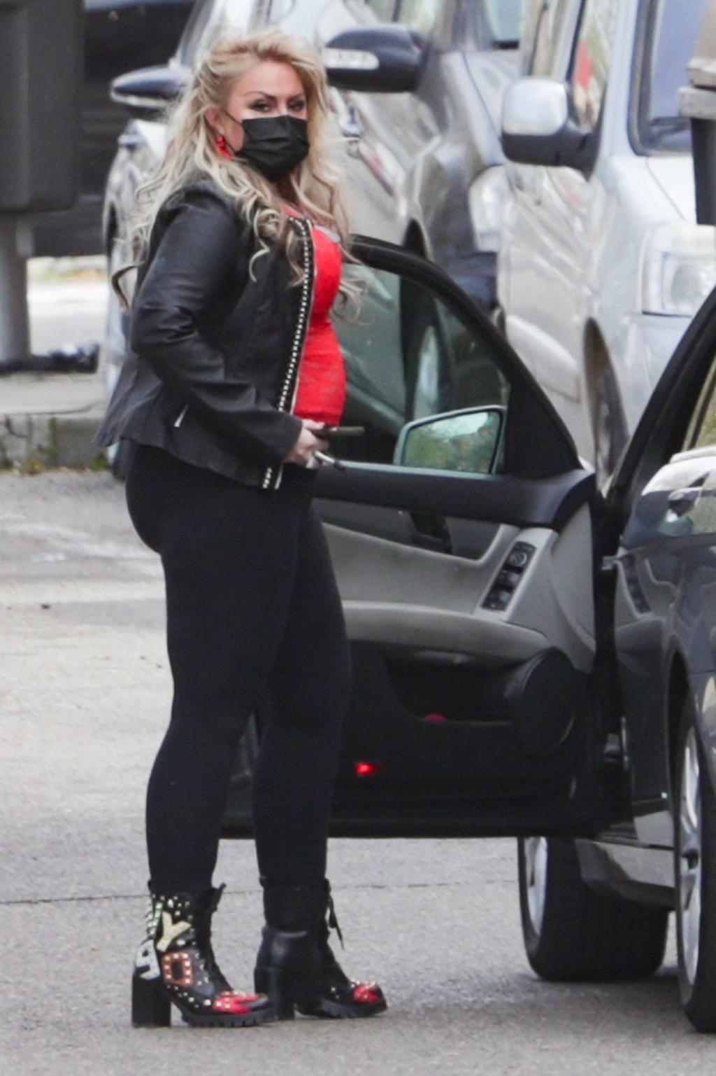 Raquel Mosquera sube al coche