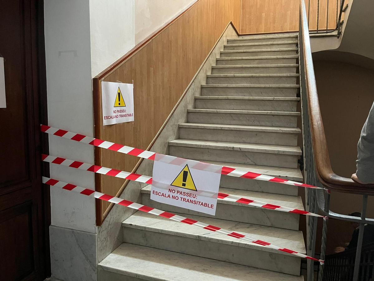 La escalera del IES Joan Alcover, de Palma, clausarudas por riesgo de derrumbe.