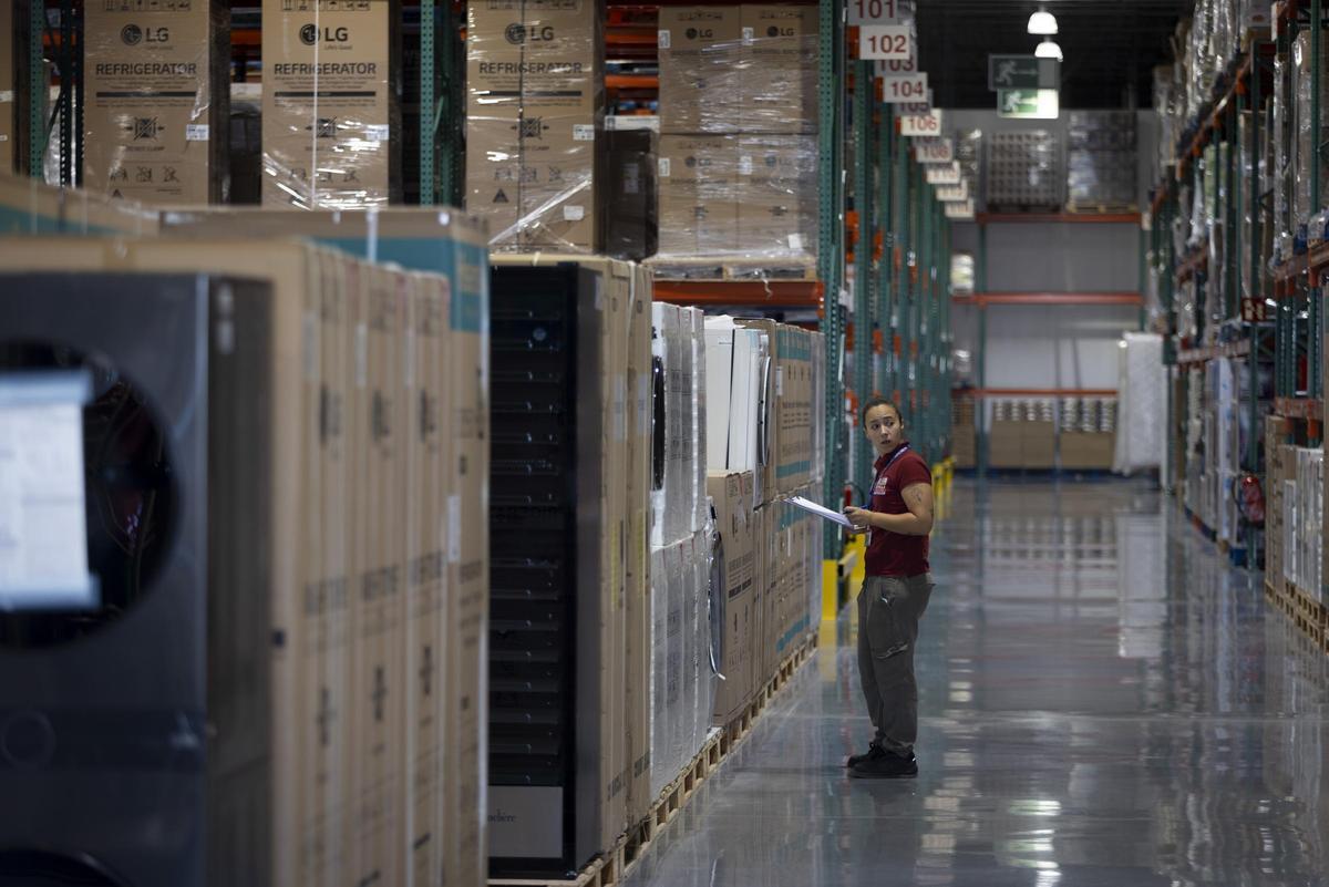 En imágenes | Los secretos del híper de Costco en Zaragoza: formatos XXL, precios bajos y hasta lingotes de oro