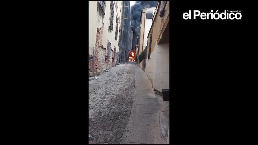 Vídeo | Un camión arde en el corazón de la ciudad monumental de Cáceres