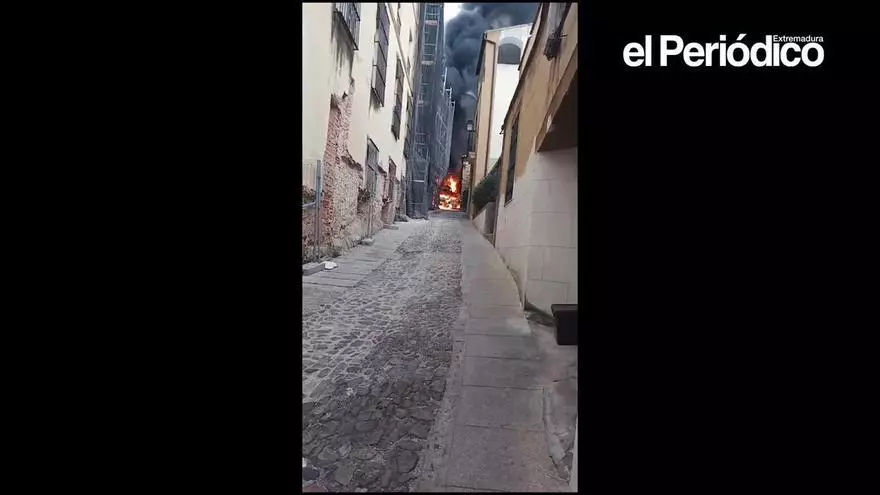 Vídeo | Un camión arde en el corazón de la ciudad monumental de Cáceres