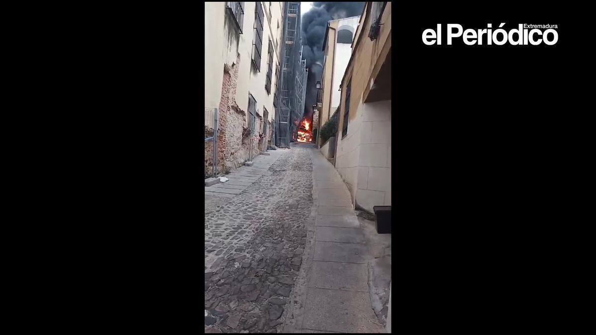 Vídeo | Un camión arde en el corazón de la ciudad monumental de Cáceres