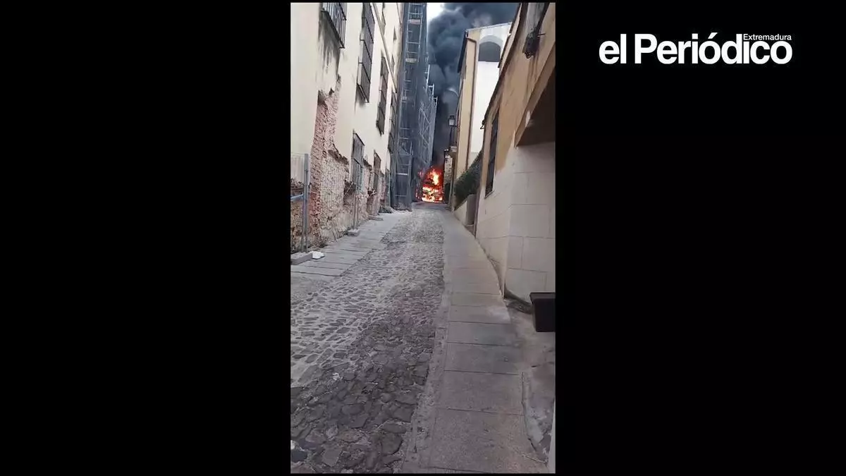 Un camión arde en plena ciudad monumental de Cáceres y provoca una gran humareda