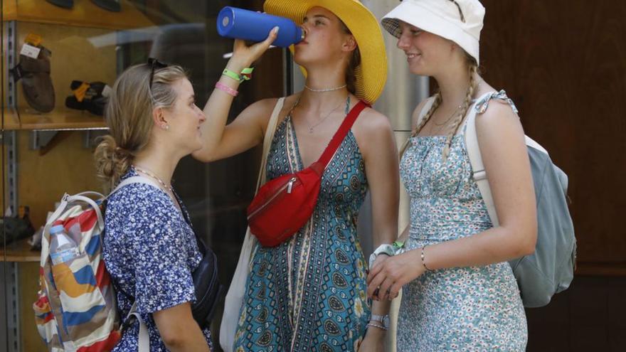 Turistes refrescant-se a Girona durant l’onada de calor.  | A NIOL RESCLOSA