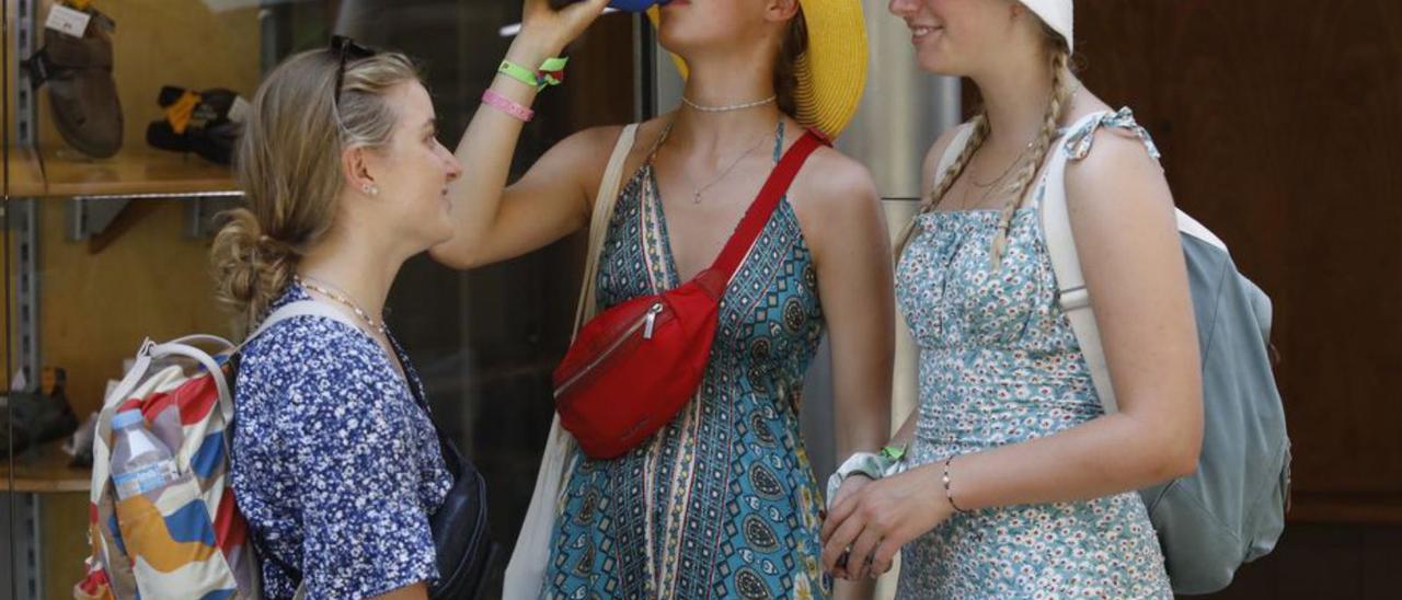 Turistes refrescant-se a Girona durant l’onada de calor.  | A NIOL RESCLOSA