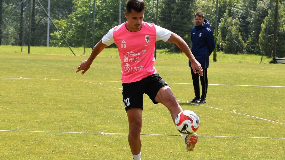 Juan Carlos Andrés, en segundo término, observa las evoluciones del entrenamiento de esta mañana.