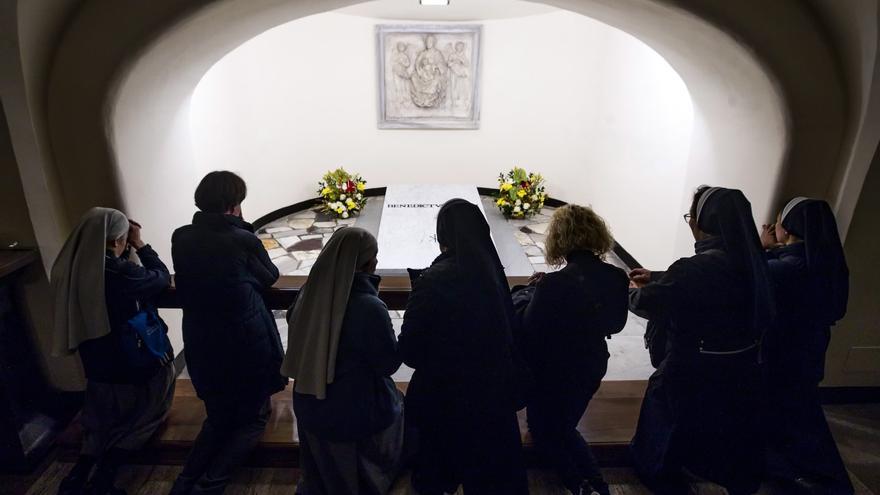 La tumba de Benedicto XVI ya se puede visitar en la cripta vaticana