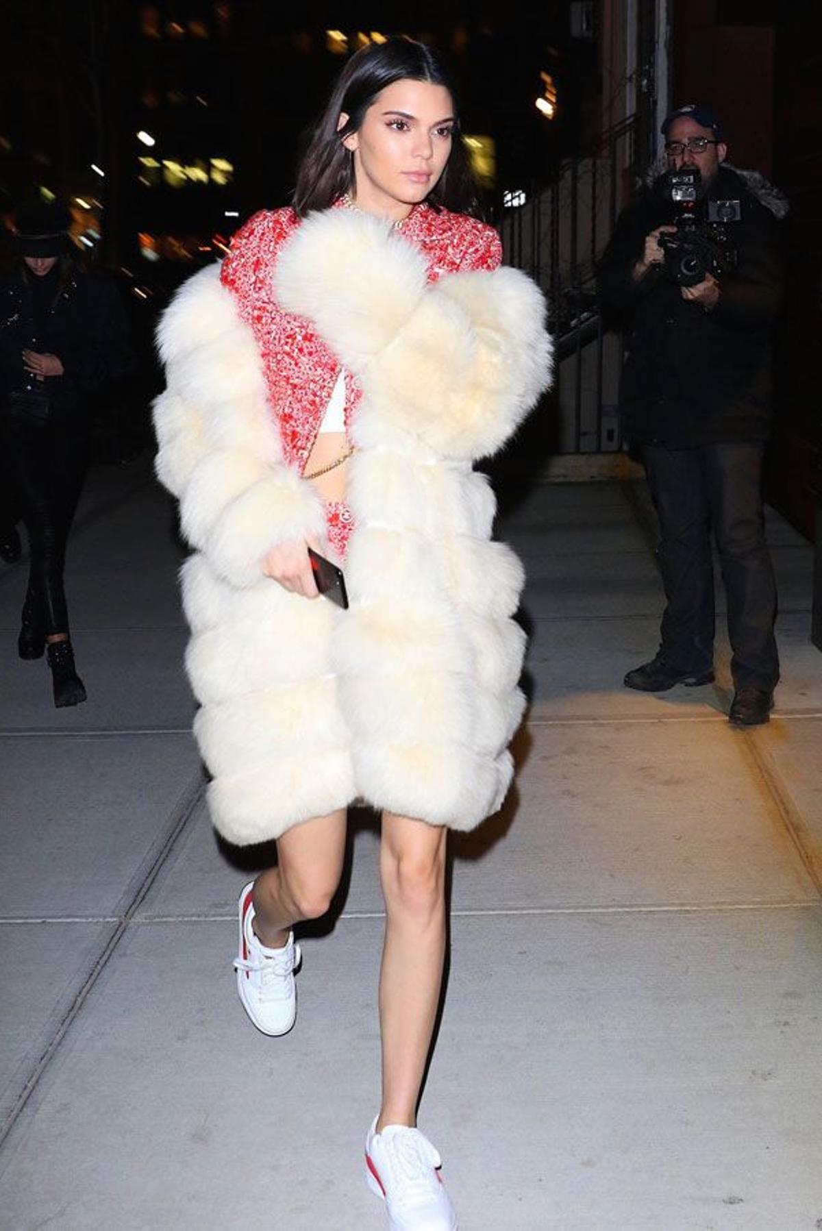 Kendall Jenner con conjunto de Chanel, abrigo de piel y zapatillas Fila