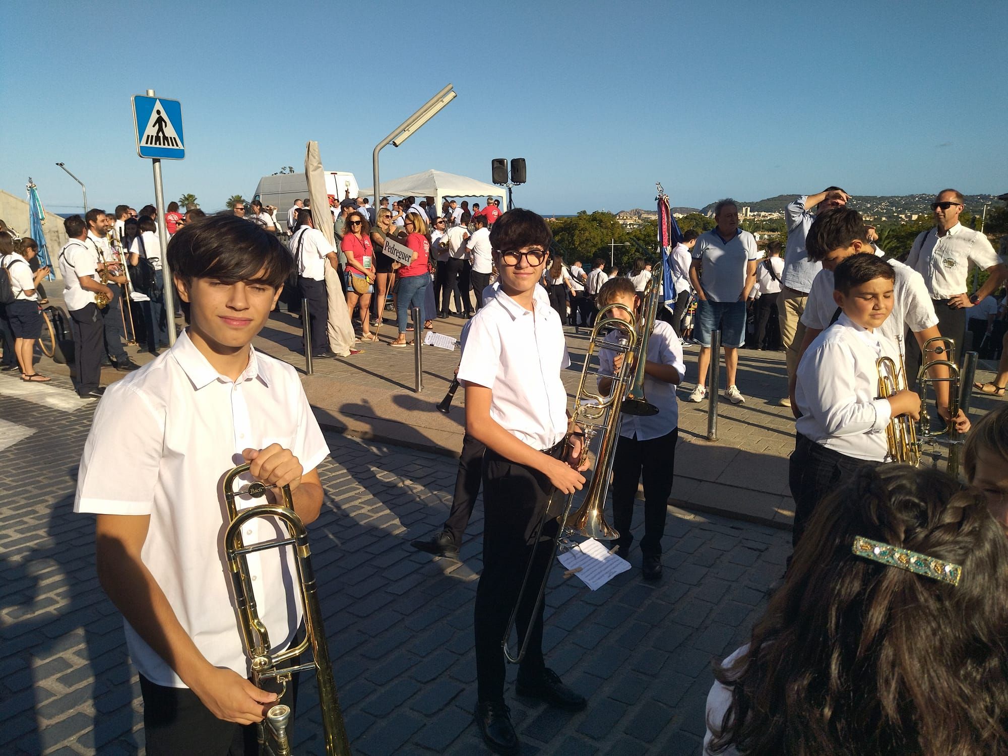 Xàbia, capital de la música: más de 800 músicos de toda la comarca llenan de vida las calles (imágenes)