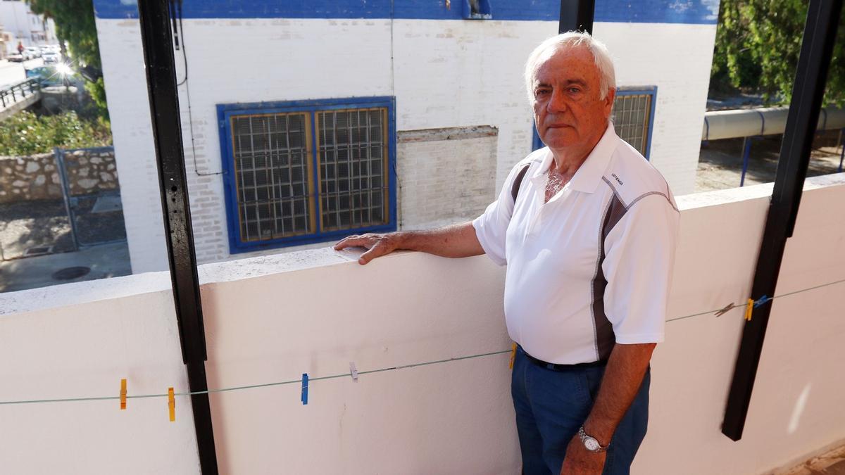 Manuel Hijano, en la terraza de su casa con la estación de bombeo del Jaboneros detrás.