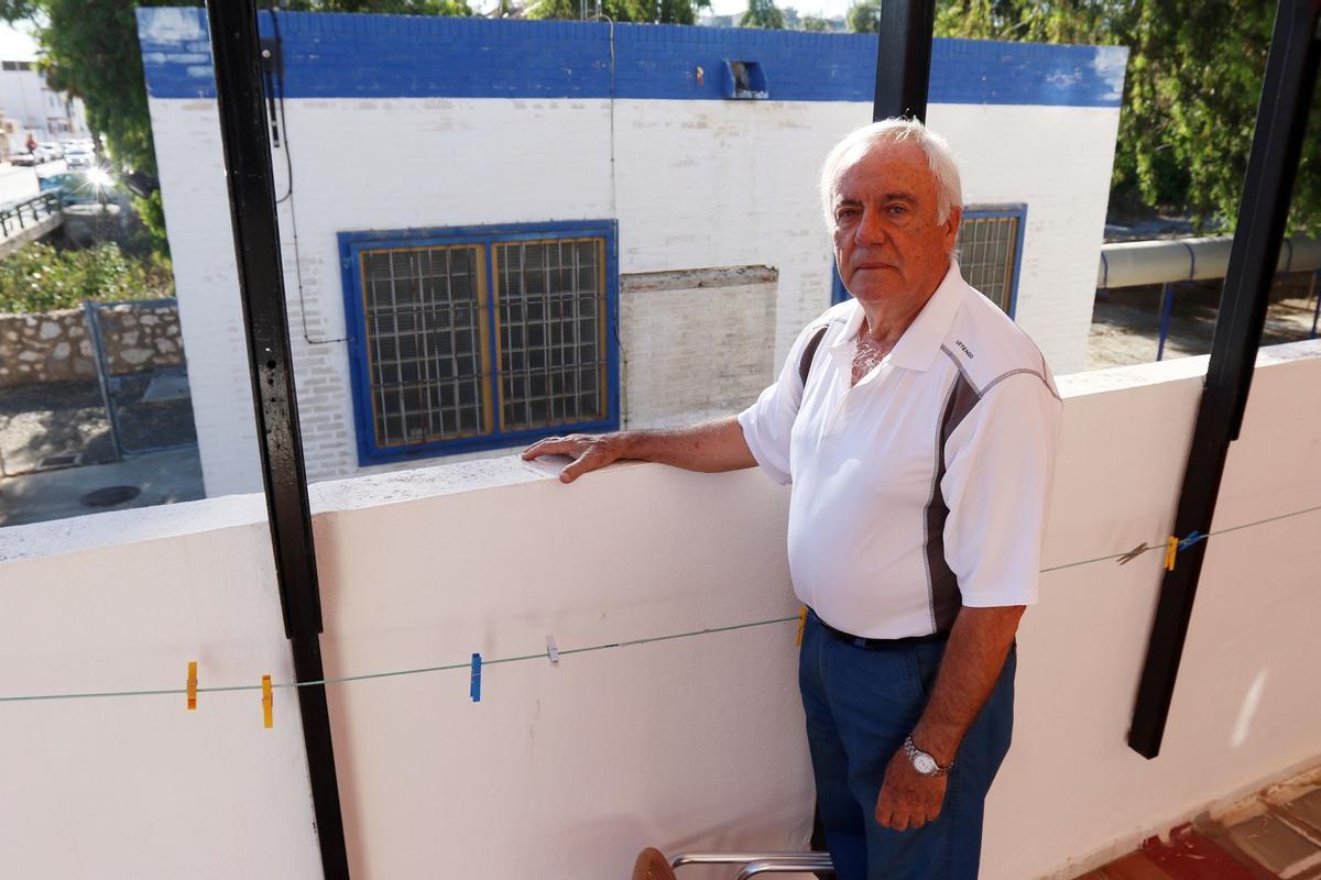Manuel Hijano, en la terraza de su casa con la estación de bombeo del Jaboneros detrás.