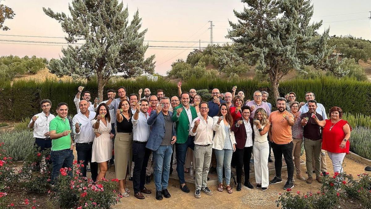 Alcaldes y miembros de la asamblea de la Mancomunidad de la Subbética junto al nuevo presidente, Juan Ramón Valdivia, en el centro con una chaqueta verde.