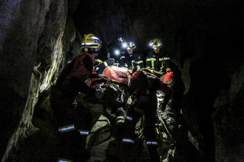 Los Bomberos del Ayuntamiento de Alicante realizan un simulacro en el interior de una cueva para trabajar la evacuación de una víctima
