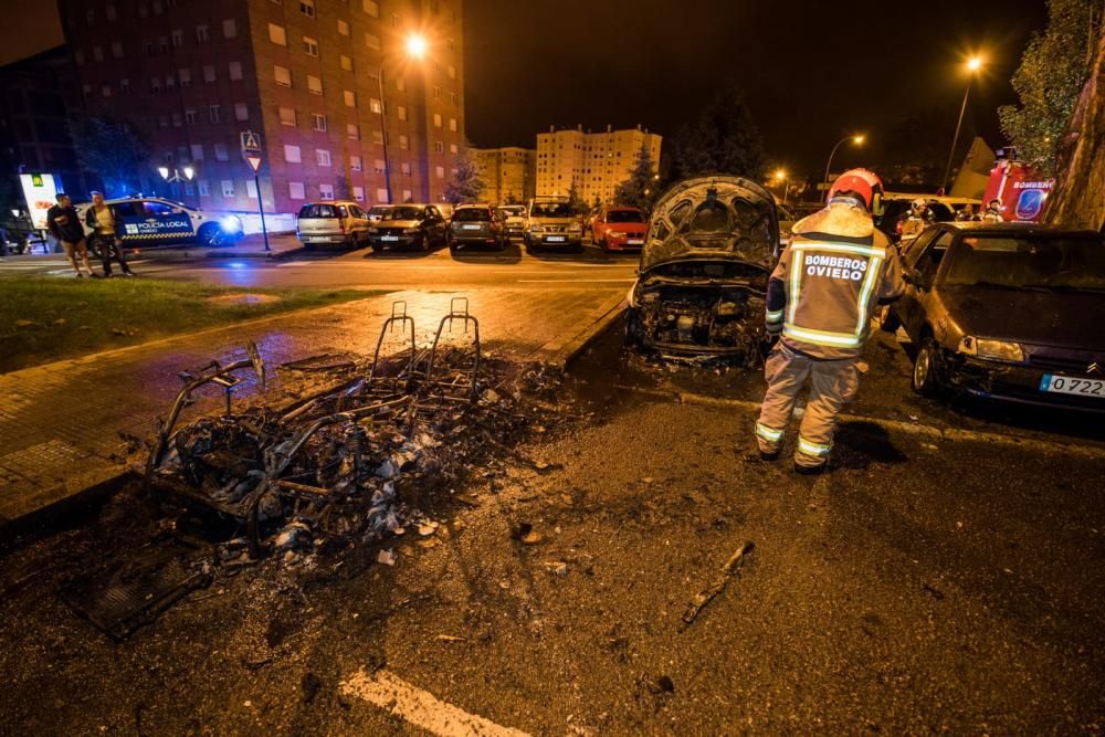 Un incendio calcina varios coches en el Campillín