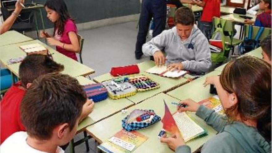 Els nens i nenes de l&#039;escola Mare de Déu dels Socors començant a decidir com volen que sigui Hostalric.