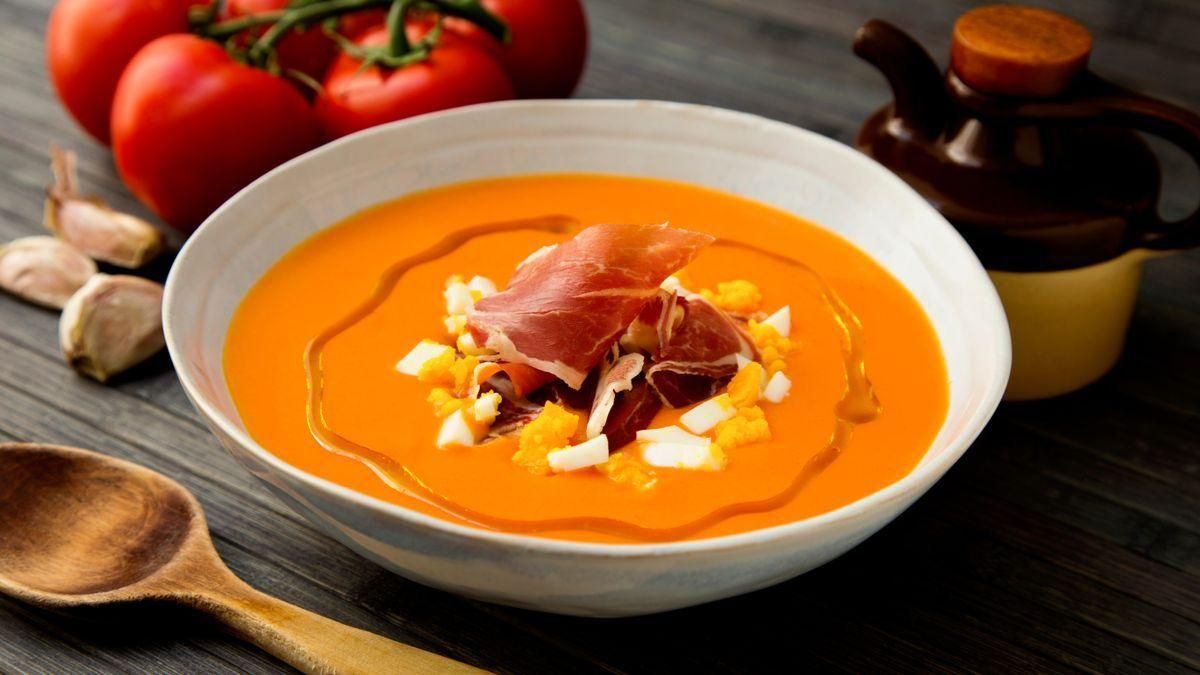 Un plato de salmorejo cordobés.