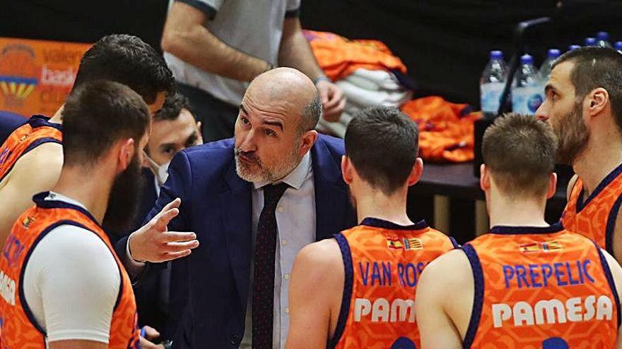 Tiempo muerto de Ponsarnau en el partido contra el Joventut en La Fonteta